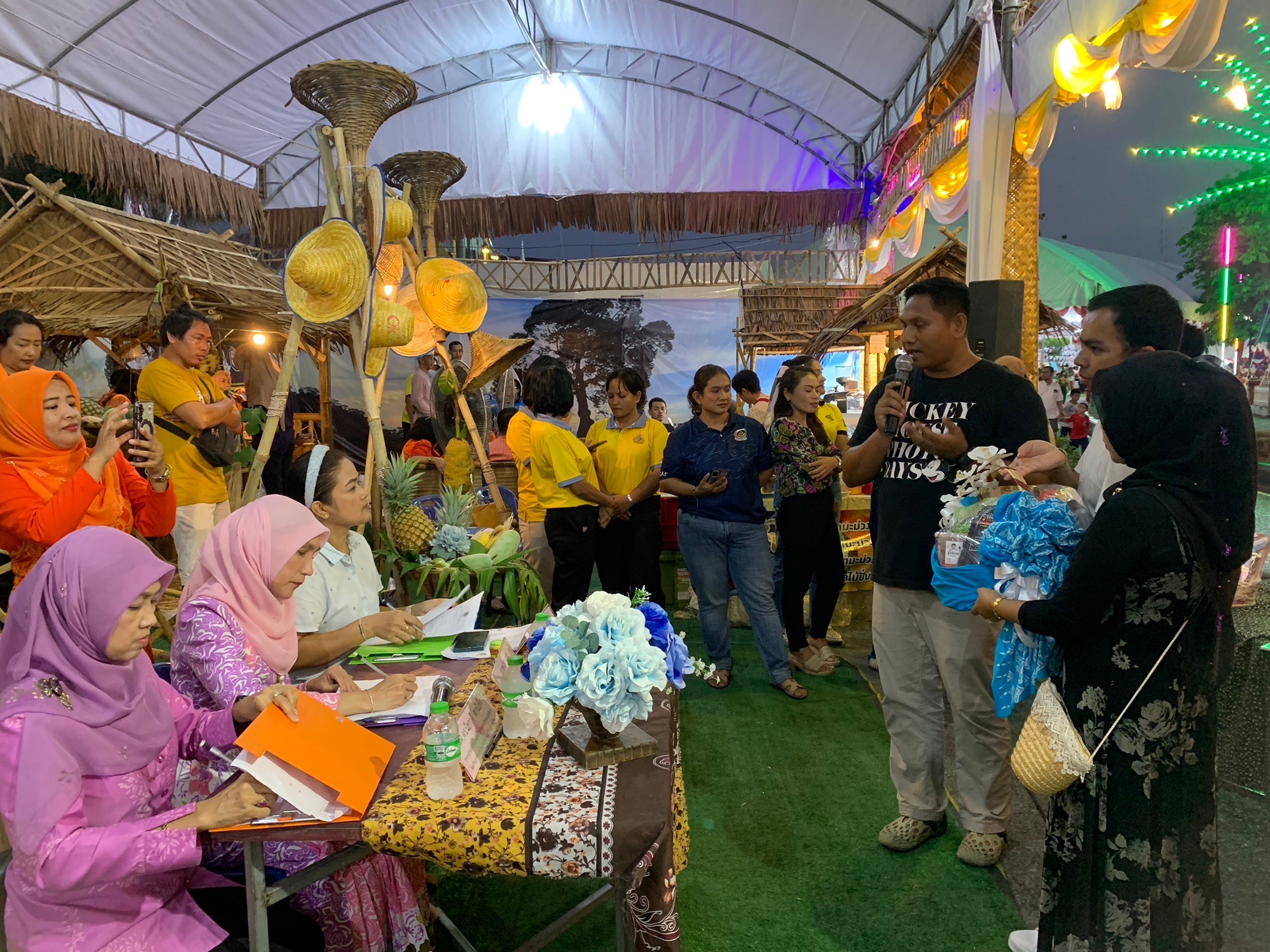 “ชีวิต ชีวา ที่พัฒนาชุมชน สุขใจที่ พช.ยะลา” บูธกาชาด สำนักงานพัฒนาชุมชนจังหวัดยะลา ได้รับความสนใจ ต่อเนื่อง 