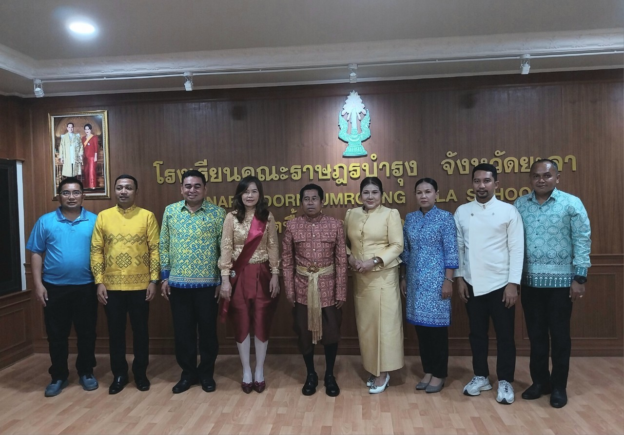 พช.ยะลา ร่วมตัดสินการประกวดและปล่อยขบวนแห่งานวัฒนธรรมและของดีเมืองยะลา ประจำปี 2567