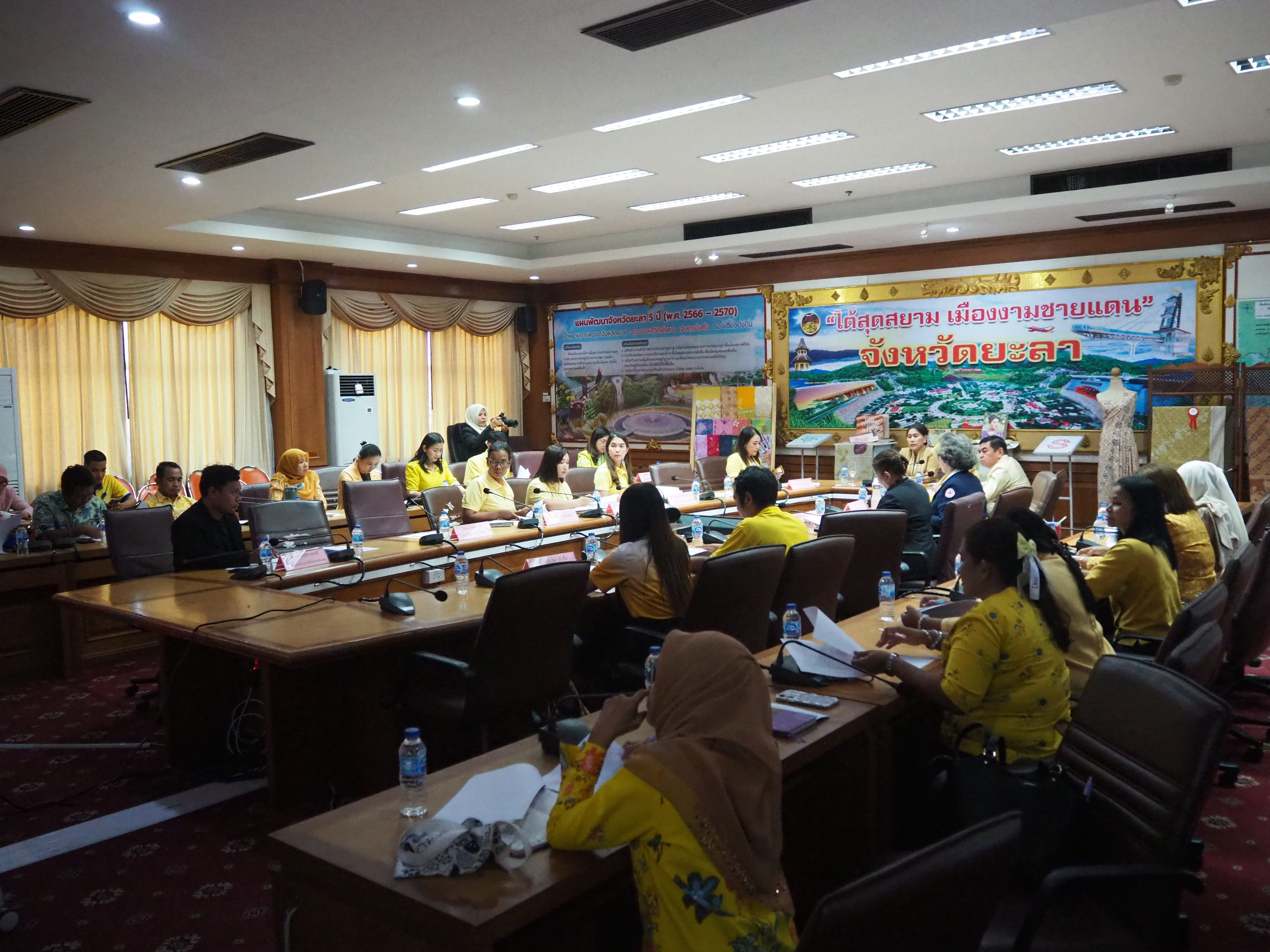 พช.ยะลา ประชุมเตรียมความพร้อมการจัดกิจกรรมเดินแบบผ้าไทยการกุศล “ผ้าไทยใส่ให้สนุก” จังหวัดยะลา