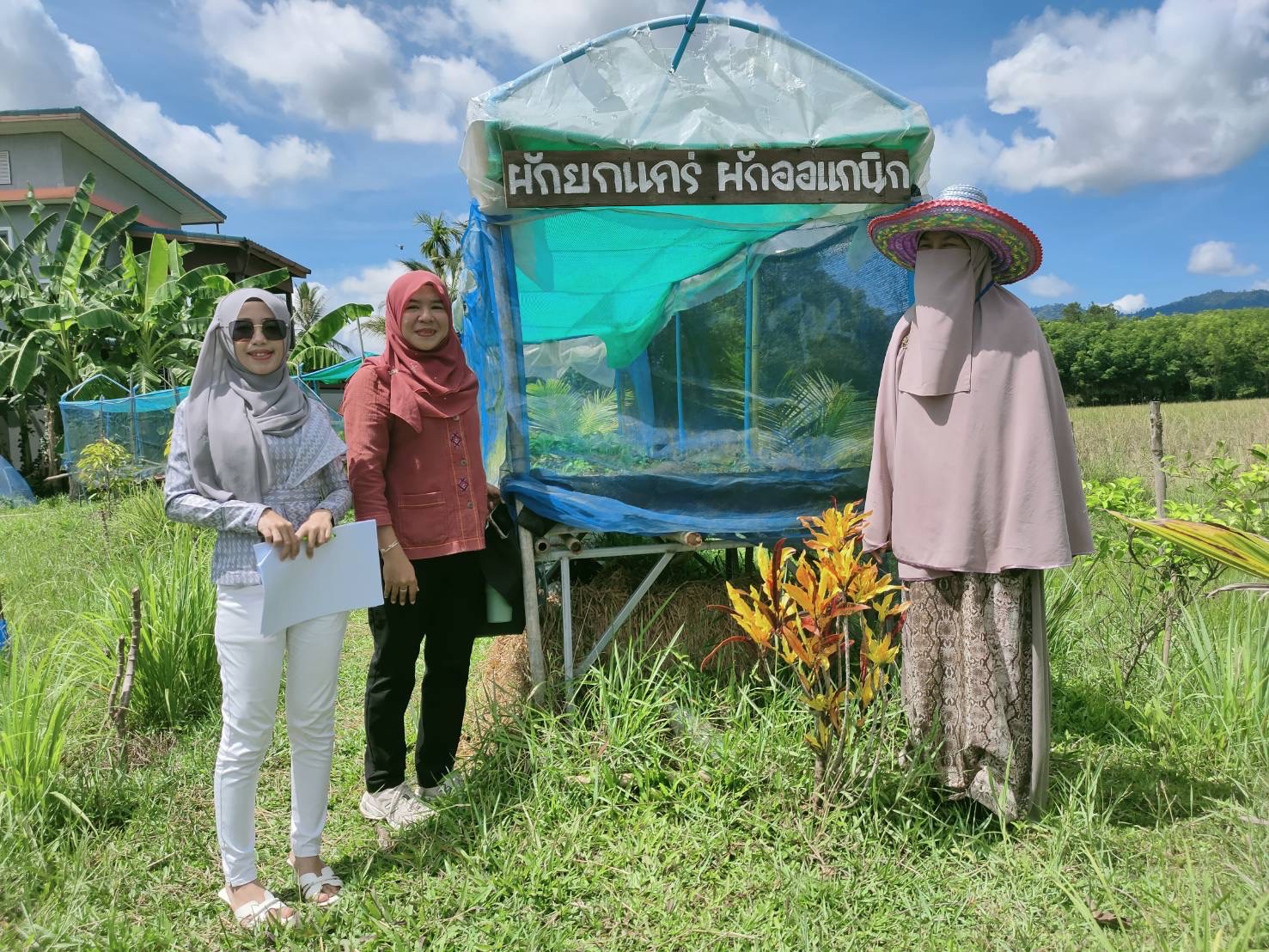 พช.ยะลา ติดตามครัวเรือนต้นแบบปลูกผักสวนครัว เพื่อสร้างความมั่นคงทางอาหารตำบลบือมัง