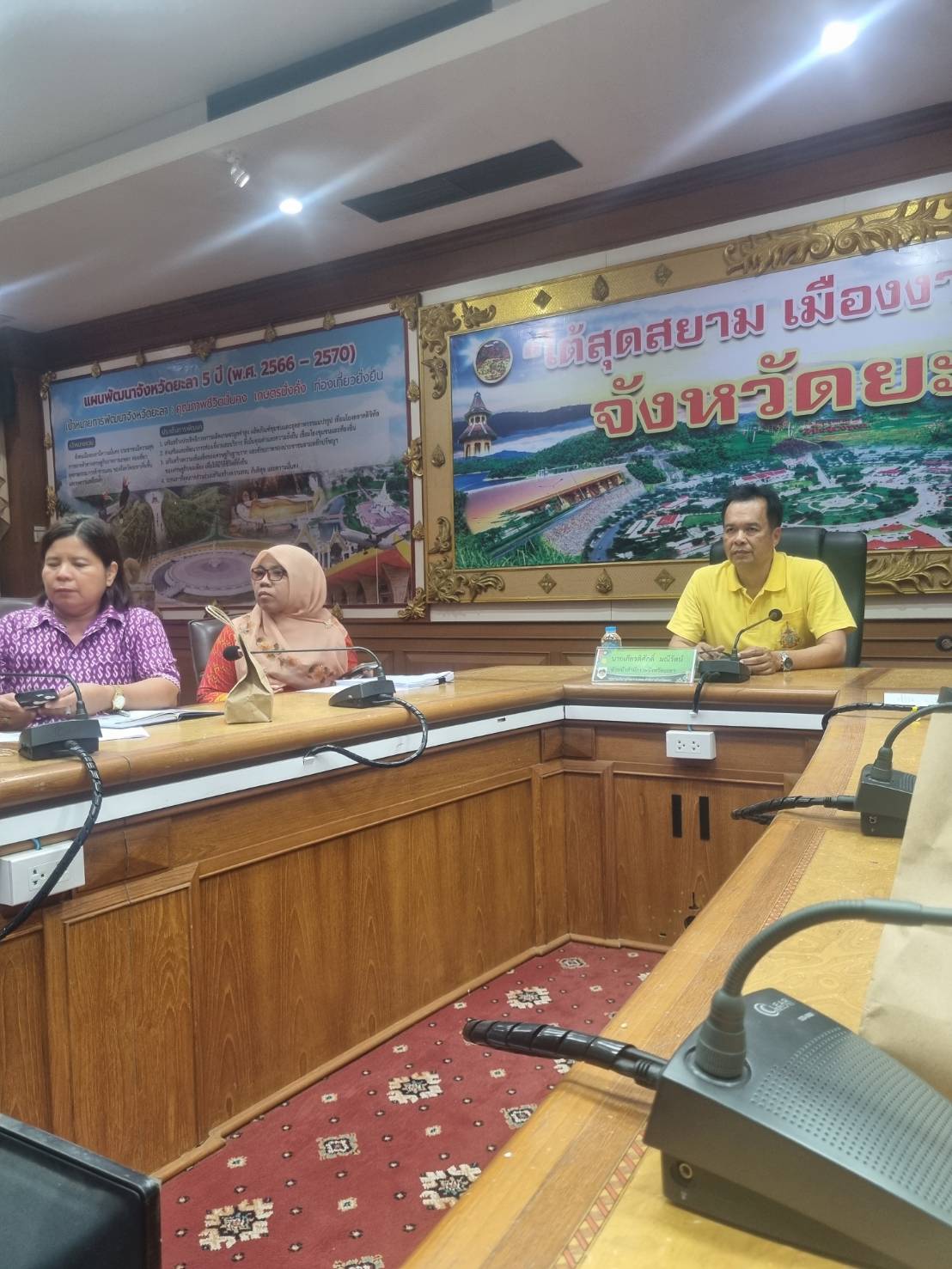 พช.ยะลา ร่วมประชุมชี้แจงเรื่องแนวทางปฏิบัติเกี่ยวกับการปรับอัตราเงินเดือนแรกบรรจุและการปรับเงินเดือนชดเชยผู้ได้รับผลกระทบ ผ่านระบบสื่ออิเล็กทรอนิกส์ (Zoom Meeting)