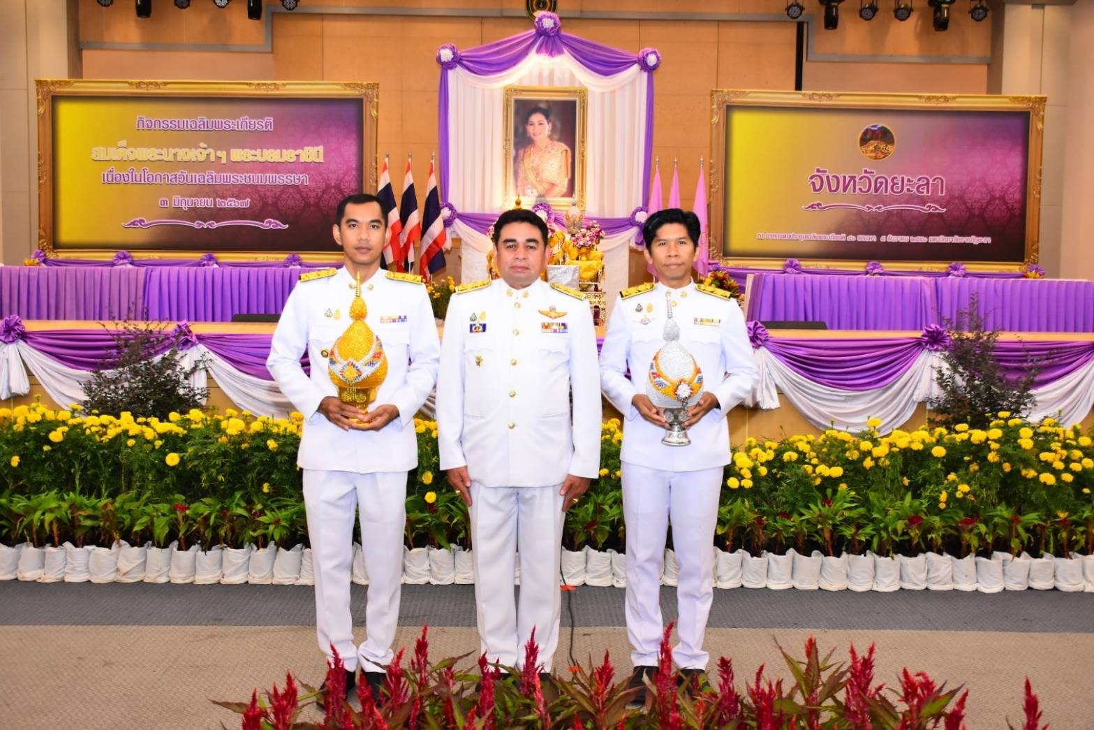 พช.ยะลา ร่วมพิธีถวายเครื่องราชสักการะ วางพานพุ่ม และจุดเทียนถวายพระพรชัยมงคล สมเด็จพระนางเจ้าฯ พระบรมราชินี เนื่องในวันเฉลิมพระชนมพรรษา 3 มิถุนายน 2567