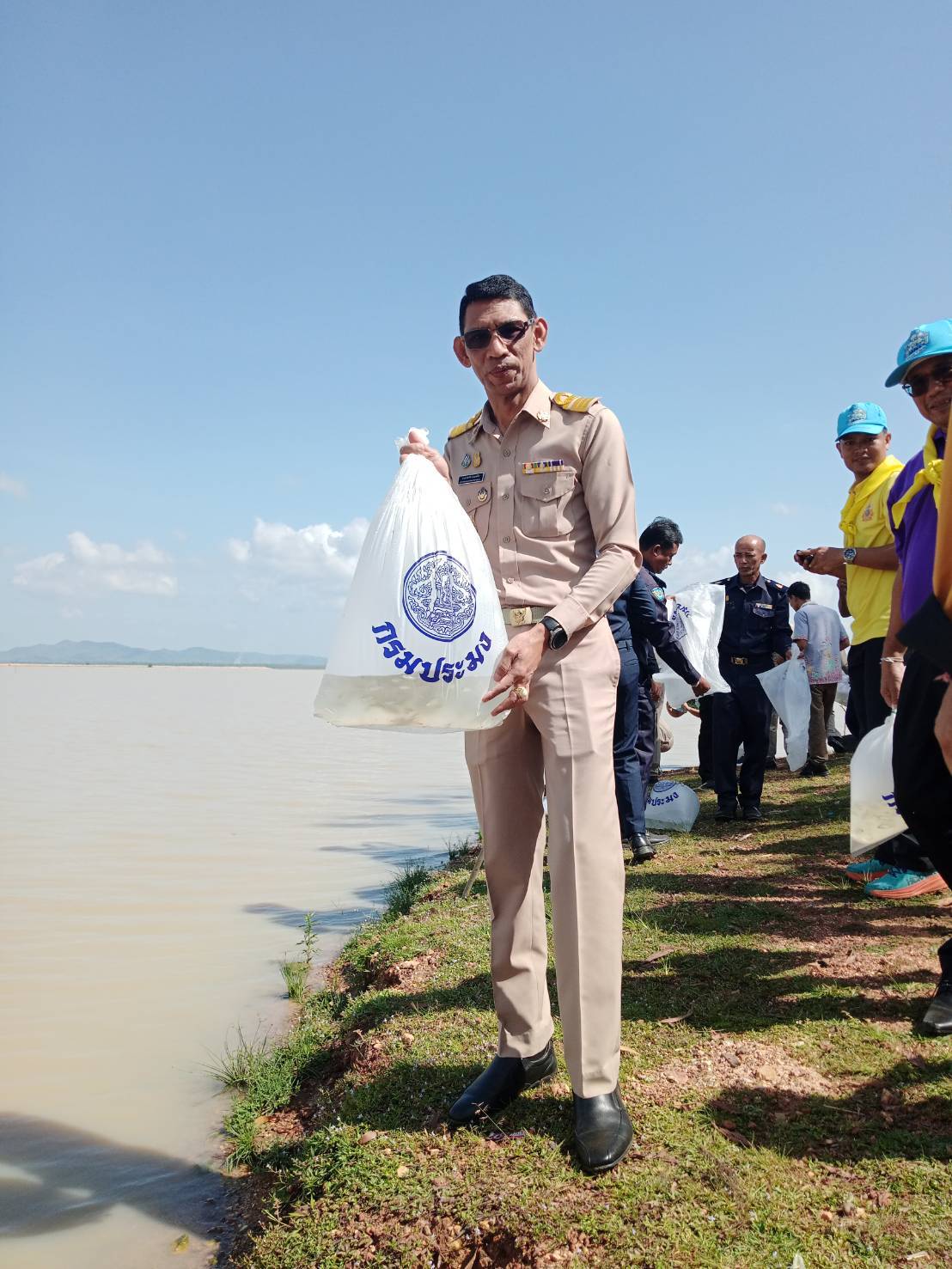 พช.ยะลา ร่วมพิธีปล่อยพันธ์ุสัตว์น้ำเนื่องในวันเฉลิมพระชนมพรรษา สมเด็จพระนางเจ้าสุทิดา พัชรพิมลลักษณ พระบรมราชินี