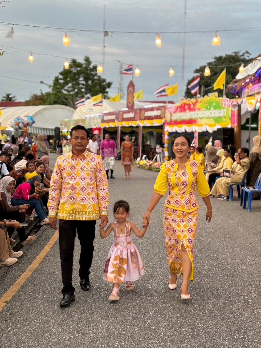 “ผ้าไทย ใส่ให้สนุก” กิจกรรมประกวดการออกแบบตัดเย็บชุดสตรีและเสื้อบุรุษ