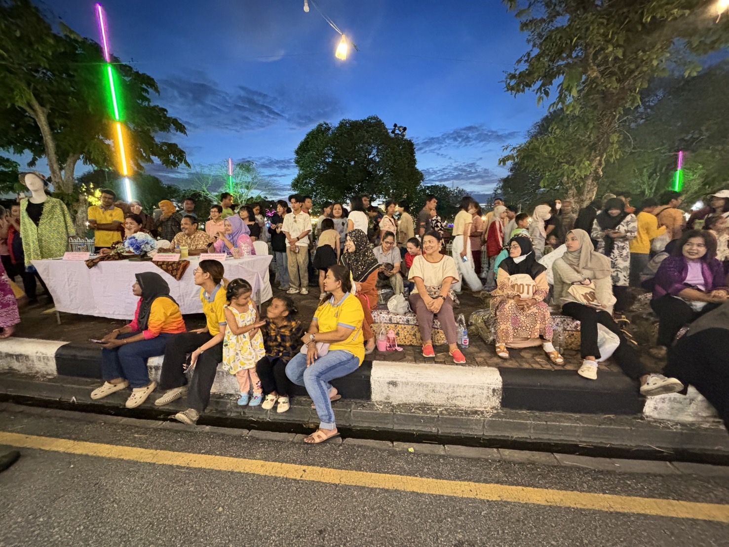 “ผ้าไทย ใส่ให้สนุก” กิจกรรมประกวดการออกแบบตัดเย็บชุดสตรีและเสื้อบุรุษ
