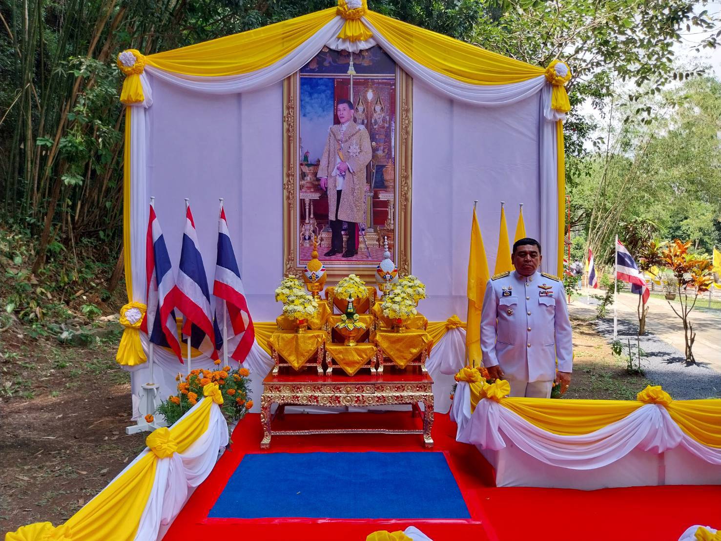 จังหวัดยะลา ประกอบพิธีพลีกรรมตักน้ำศักดิ์สิทธิ์ ณ แหล่งน้ำศักดิ์สิทธิ์สระแก้ว ภายในถ้ำมืด วัดคูหาภิมุข อ.เมือง จ .ยะลา เพื่อจัดทำน้ำพระพุทธมนต์ศักดิ์สิทธิ์ เฉลิมพระเกียรติพระบาทสมเด็จพระเจ้าอยู่หัว เนื่องในโอกาสพระราชพิธีมหามงคลเฉลิมพระชนมพรรษา 6 รอบ 28 กรกฎาคม 2567