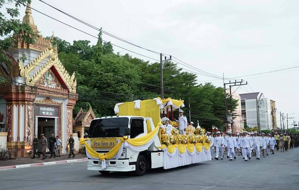 จังหวัดยะลา ประกอบพิธีพลีกรรมตักน้ำศักดิ์สิทธิ์ ณ แหล่งน้ำศักดิ์สิทธิ์สระแก้ว ภายในถ้ำมืด วัดคูหาภิมุข อ.เมือง จ .ยะลา เพื่อจัดทำน้ำพระพุทธมนต์ศักดิ์สิทธิ์ เฉลิมพระเกียรติพระบาทสมเด็จพระเจ้าอยู่หัว เนื่องในโอกาสพระราชพิธีมหามงคลเฉลิมพระชนมพรรษา 6 รอบ 28 กรกฎาคม 2567