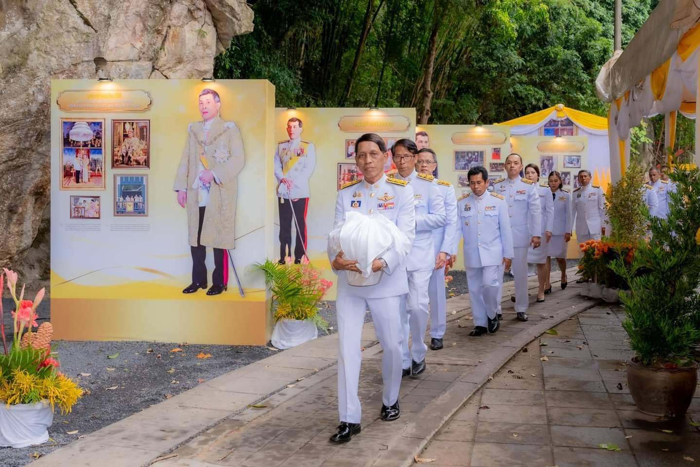 จังหวัดยะลา ประกอบพิธีพลีกรรมตักน้ำศักดิ์สิทธิ์ ณ แหล่งน้ำศักดิ์สิทธิ์สระแก้ว ภายในถ้ำมืด วัดคูหาภิมุข อ.เมือง จ .ยะลา เพื่อจัดทำน้ำพระพุทธมนต์ศักดิ์สิทธิ์ เฉลิมพระเกียรติพระบาทสมเด็จพระเจ้าอยู่หัว เนื่องในโอกาสพระราชพิธีมหามงคลเฉลิมพระชนมพรรษา 6 รอบ 28 กรกฎาคม 2567