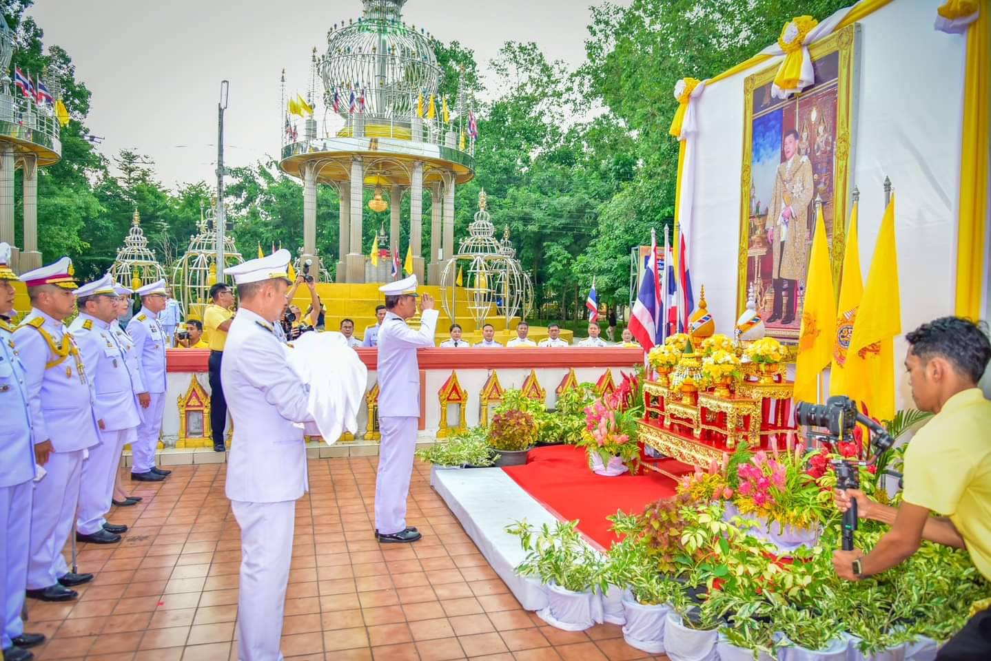 จังหวัดยะลา ประกอบพิธีพลีกรรมตักน้ำศักดิ์สิทธิ์ ณ แหล่งน้ำศักดิ์สิทธิ์สระแก้ว ภายในถ้ำมืด วัดคูหาภิมุข อ.เมือง จ .ยะลา เพื่อจัดทำน้ำพระพุทธมนต์ศักดิ์สิทธิ์ เฉลิมพระเกียรติพระบาทสมเด็จพระเจ้าอยู่หัว เนื่องในโอกาสพระราชพิธีมหามงคลเฉลิมพระชนมพรรษา 6 รอบ 28 กรกฎาคม 2567