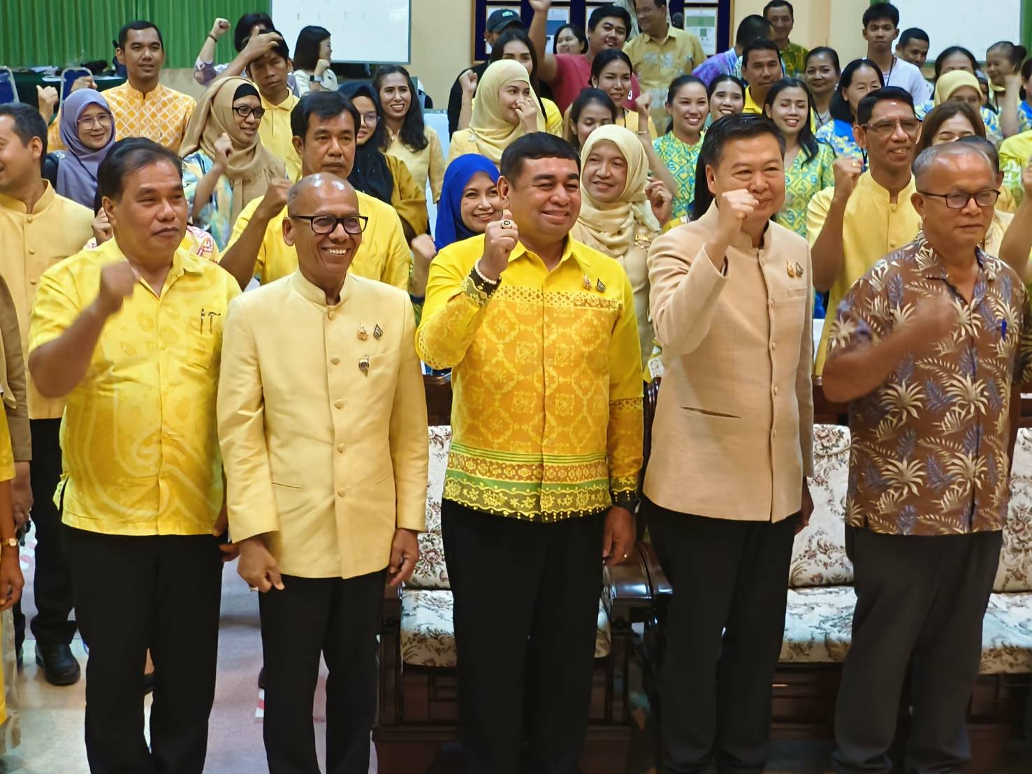 พช.ยะลา ร่วมพิธีเปิดโครงการรพัฒนาศักยภาพผู้ประกอบการในการต่อยอดภูมปัญญาผ้าไทย และงานหัตถกรรมด้วยนวัตกรรมสู่ความยั่งยืน