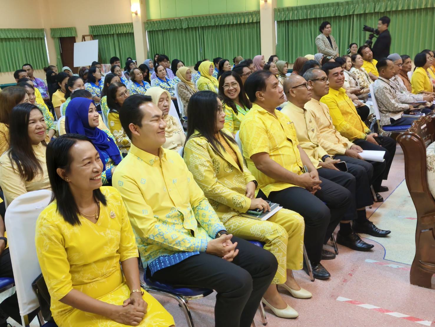 พช.ยะลา ร่วมพิธีเปิดโครงการรพัฒนาศักยภาพผู้ประกอบการในการต่อยอดภูมปัญญาผ้าไทย และงานหัตถกรรมด้วยนวัตกรรมสู่ความยั่งยืน