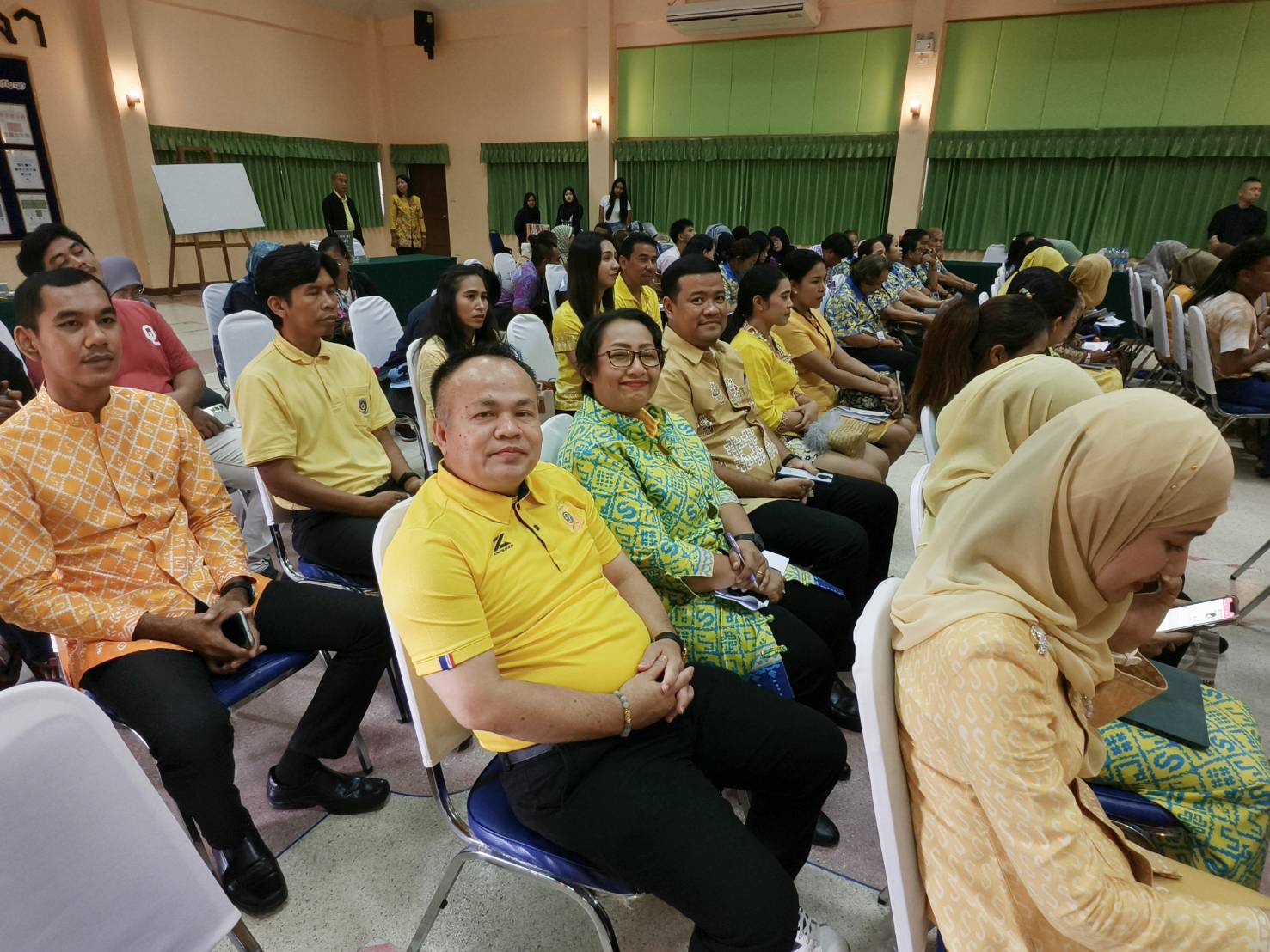 พช.ยะลา ร่วมพิธีเปิดโครงการรพัฒนาศักยภาพผู้ประกอบการในการต่อยอดภูมปัญญาผ้าไทย และงานหัตถกรรมด้วยนวัตกรรมสู่ความยั่งยืน
