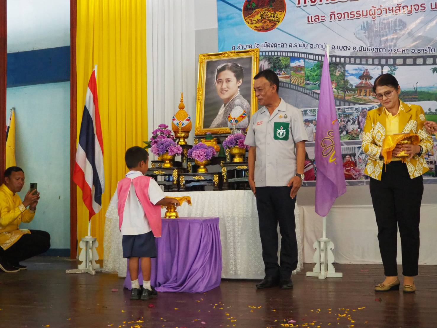 พช.ยะลา ร่วมกิจกรรมจังหวัดเคลื่อนที่ บำบัดทุกข์ บำรุงสุข