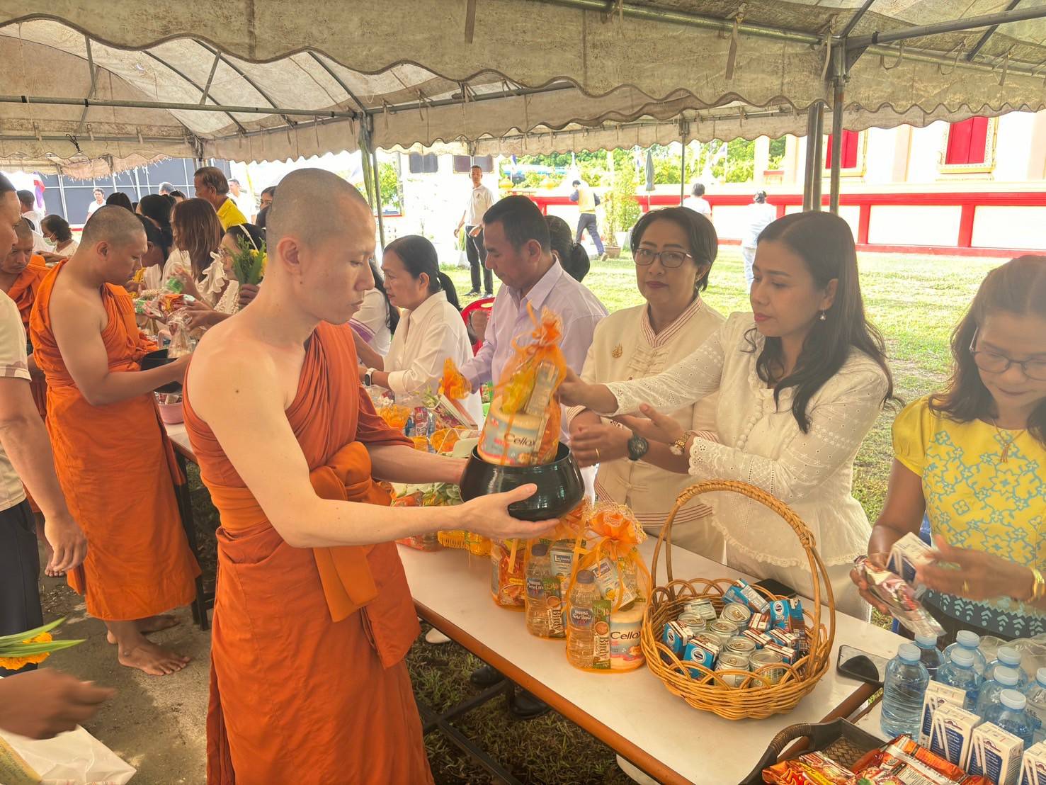 พช.ยะลา ร่วมกิจกรรมส่งเสริมพระพุทธศาสนา พิธีทำบุญตักบาตร เนื่องในวันอาสาฬหบูชา และวันเข้าพรรษา ประจำปี 2567