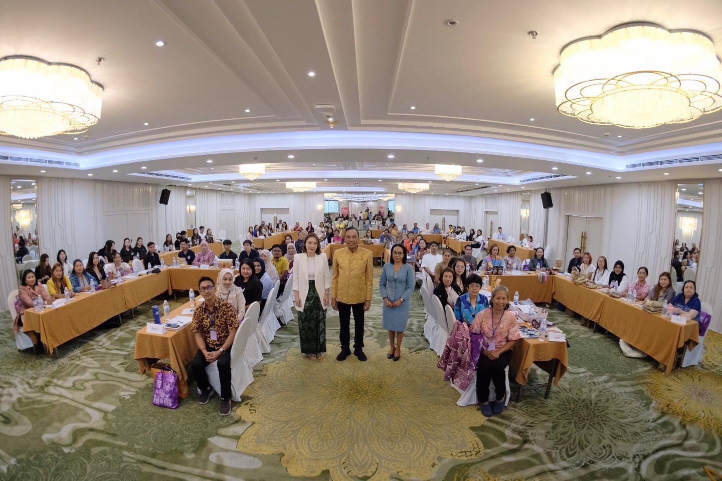 พช.ยะลา ร่วมประชุมเชิงปฏิบัติการ ติดอาวุธกลยุทธ์ออนไลน์ เพิ่มยอดขายด้วยคอนเทนต์ ณ จุดดำเนินการ โรงแรมทวินโลตัส จังหวัดนครศรีธรรมราช