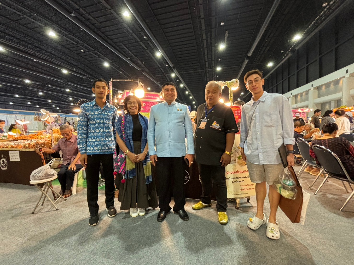 พช.ยะลา ร่วมพิธีเปิดงานศิลปาชีพ ประทีปไทย OTOP หลอมดวงใจ ด้วยพระบารมี ประจำปี 2567