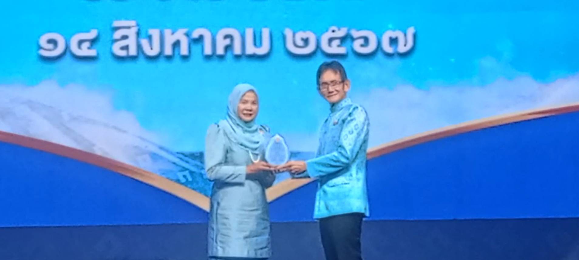พช.ยะลา ร่วมโครงการส่งเสริมและพัฒนาอาชีพ และกิจกรรมมอบโล่รางวัลให้แก่สตรีดีเด่นในการสนับสนุนการขับเคลื่อนนโยบายและภารกิจสำคัญกระทรวงมหาดไทย ประจำปีงบประมาณ พ.ศ. 2567