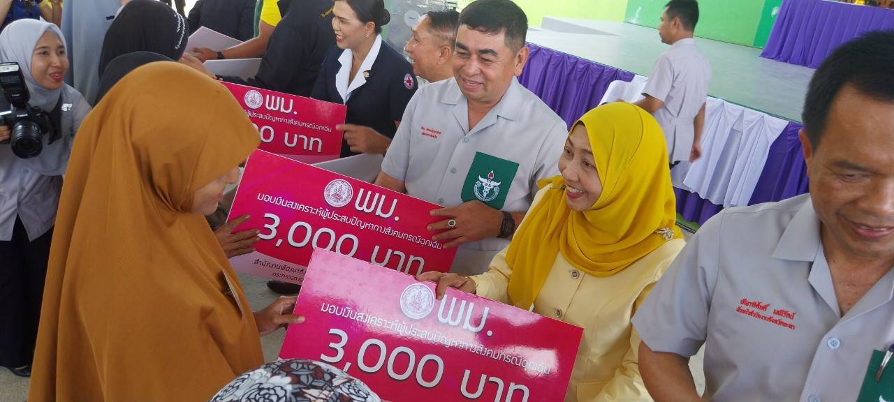 พช.ยะลา ร่วมพิธีเปิดโครงการจังหวัดเคลื่อนที่ “หน่วยบำบัดทุกข์ บำรุงสุข สร้างรอยยิ้มให้ประชาชน”