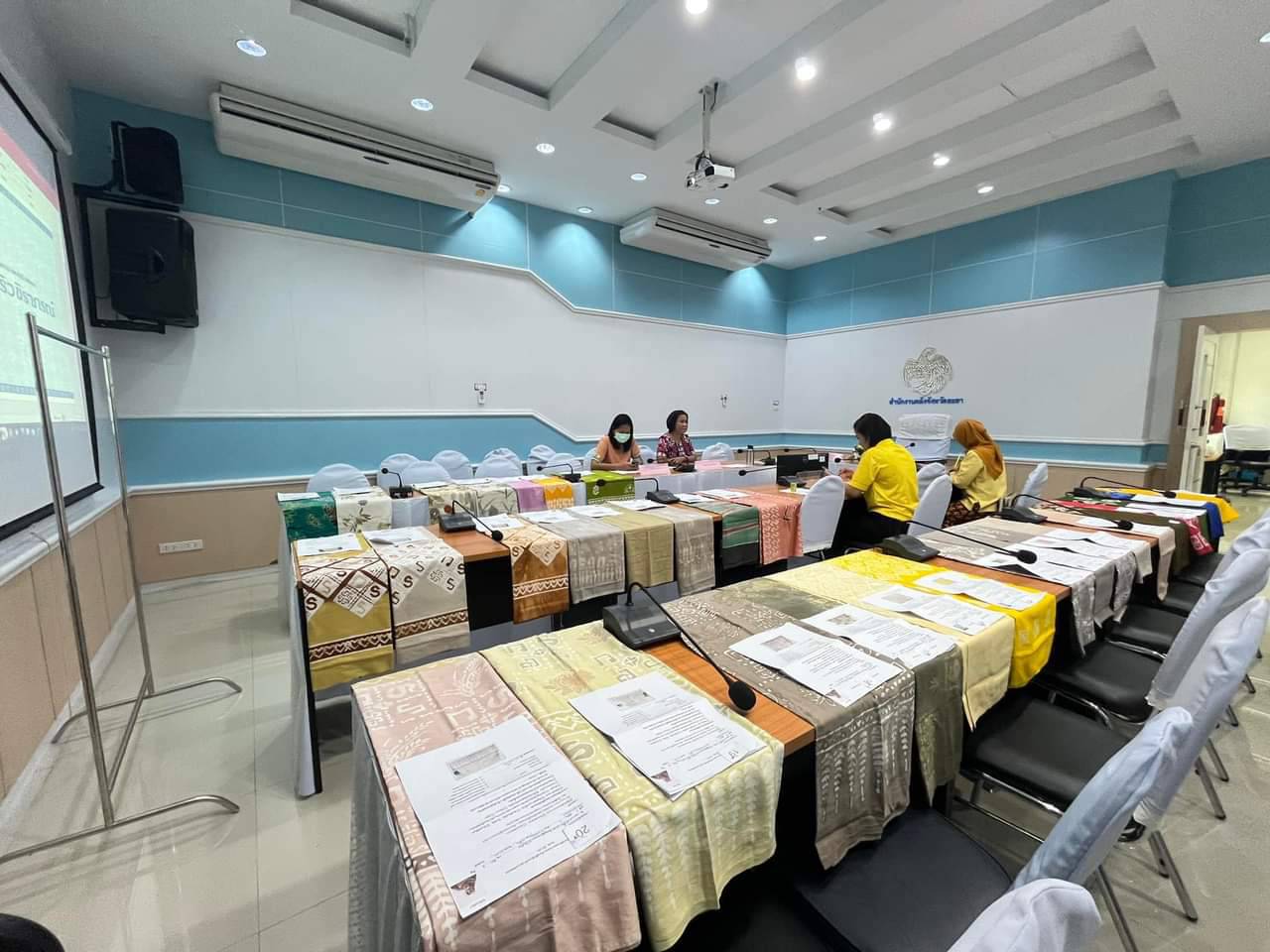 พช.ยะลา ดำเนินการพิจารณากลั่นกรองการประกวด ผ้าลายพระราชทาน “ผ้าลายสิริวชิราภรณ์” และงานหัตถกรรม