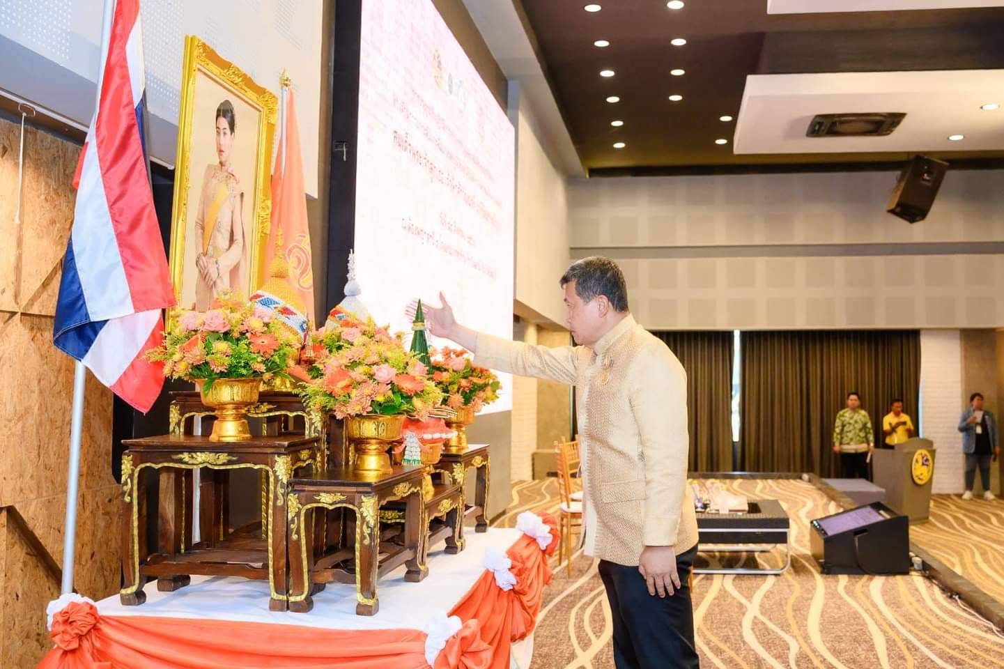 พช.ยะลา ร่วมต้อนรับปลัดกระทรวงมหาดไทย เป็นประธานในพิธีเปิดโครงการสร้างการรับรู้และเผยแพร่พระอัจฉริยภาพทางด้านการยกระดับและพัฒนามรดกภูมิปัญญาผ้าและงานหัตถกรรมไทย ตามพระดำริ สมเด็จพระเจ้าลูกเธอ เจ้าฟ้าสิริวัณณวรี นารีรัตนราชกัญญา