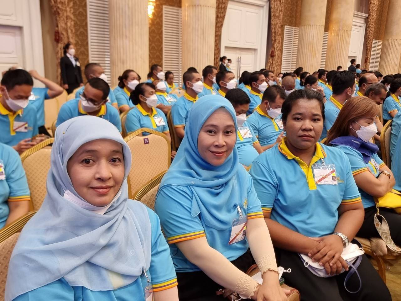 ผู้ว่าราชการจังหวัดยะลา นำมวลชนเฝ้ารับเสด็จฯ พระบาทสมเด็จพระเจ้าอยู่หัว และสมเด็จพระนางเจ้าฯ พระบรมราชินี พระราชทานเงินขวัญถุงกองทุนแม่ของแผ่นดิน ในงานมหกรรมกองทุนแม่ของแผ่นดิน ประจำปี 2567