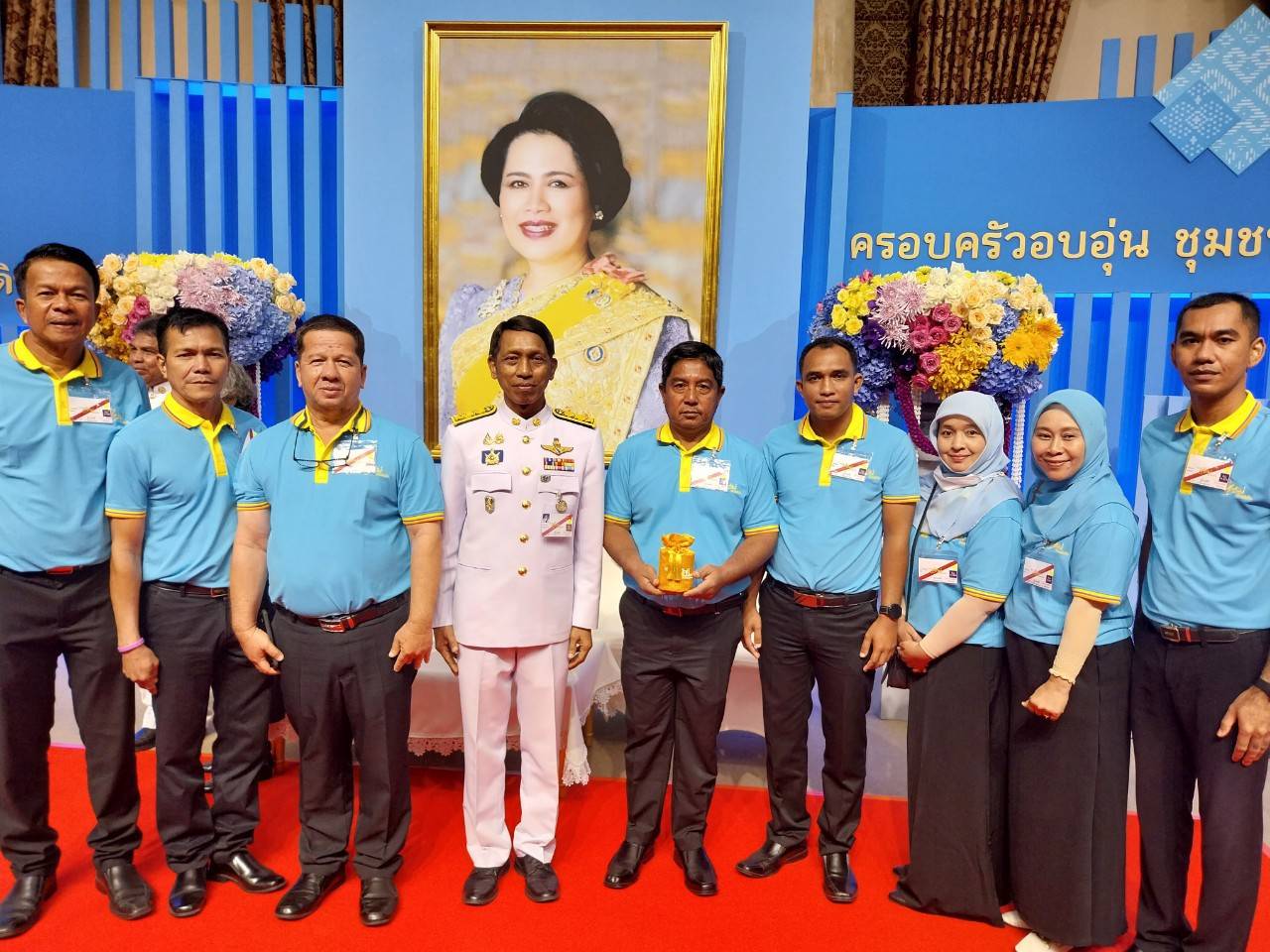 ผู้ว่าราชการจังหวัดยะลา นำมวลชนเฝ้ารับเสด็จฯ พระบาทสมเด็จพระเจ้าอยู่หัว และสมเด็จพระนางเจ้าฯ พระบรมราชินี พระราชทานเงินขวัญถุงกองทุนแม่ของแผ่นดิน ในงานมหกรรมกองทุนแม่ของแผ่นดิน ประจำปี 2567