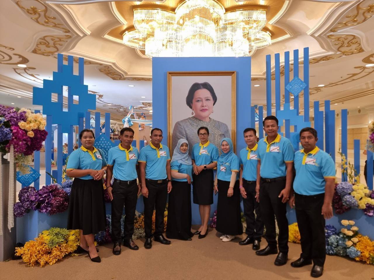 ผู้ว่าราชการจังหวัดยะลา นำมวลชนเฝ้ารับเสด็จฯ พระบาทสมเด็จพระเจ้าอยู่หัว และสมเด็จพระนางเจ้าฯ พระบรมราชินี พระราชทานเงินขวัญถุงกองทุนแม่ของแผ่นดิน ในงานมหกรรมกองทุนแม่ของแผ่นดิน ประจำปี 2567