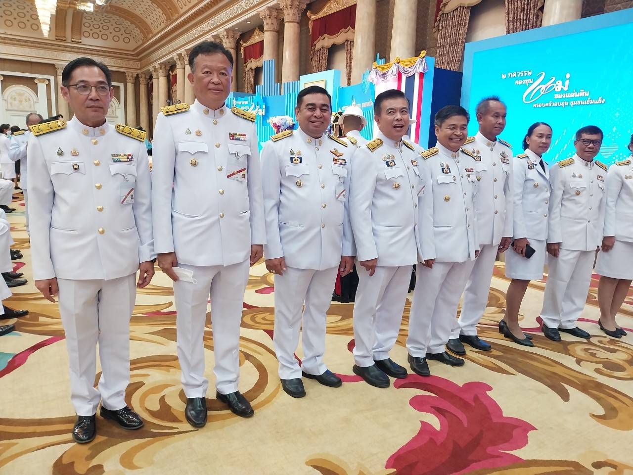 ผู้ว่าราชการจังหวัดยะลา นำมวลชนเฝ้ารับเสด็จฯ พระบาทสมเด็จพระเจ้าอยู่หัว และสมเด็จพระนางเจ้าฯ พระบรมราชินี พระราชทานเงินขวัญถุงกองทุนแม่ของแผ่นดิน ในงานมหกรรมกองทุนแม่ของแผ่นดิน ประจำปี 2567