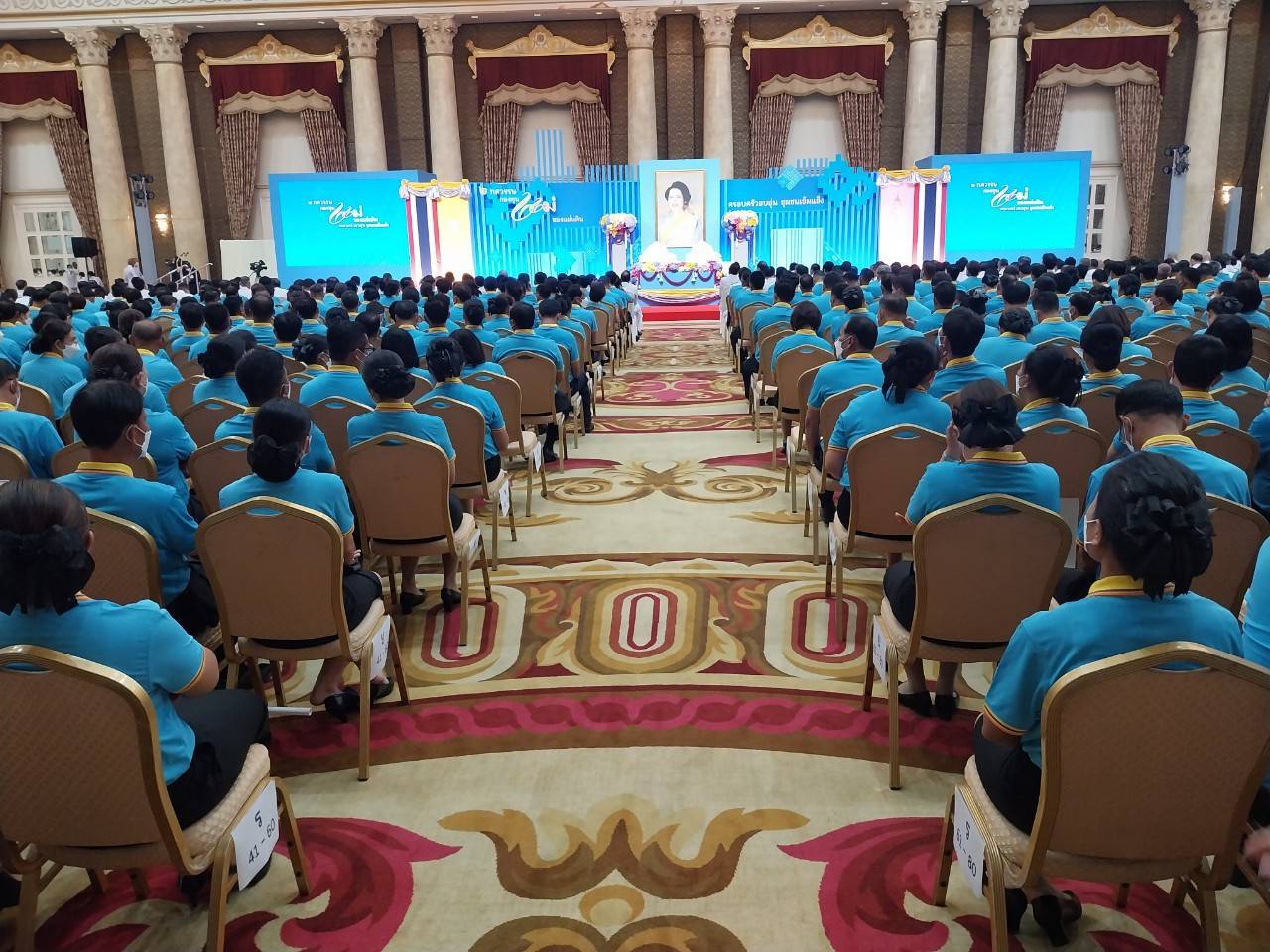ผู้ว่าราชการจังหวัดยะลา นำมวลชนเฝ้ารับเสด็จฯ พระบาทสมเด็จพระเจ้าอยู่หัว และสมเด็จพระนางเจ้าฯ พระบรมราชินี พระราชทานเงินขวัญถุงกองทุนแม่ของแผ่นดิน ในงานมหกรรมกองทุนแม่ของแผ่นดิน ประจำปี 2567
