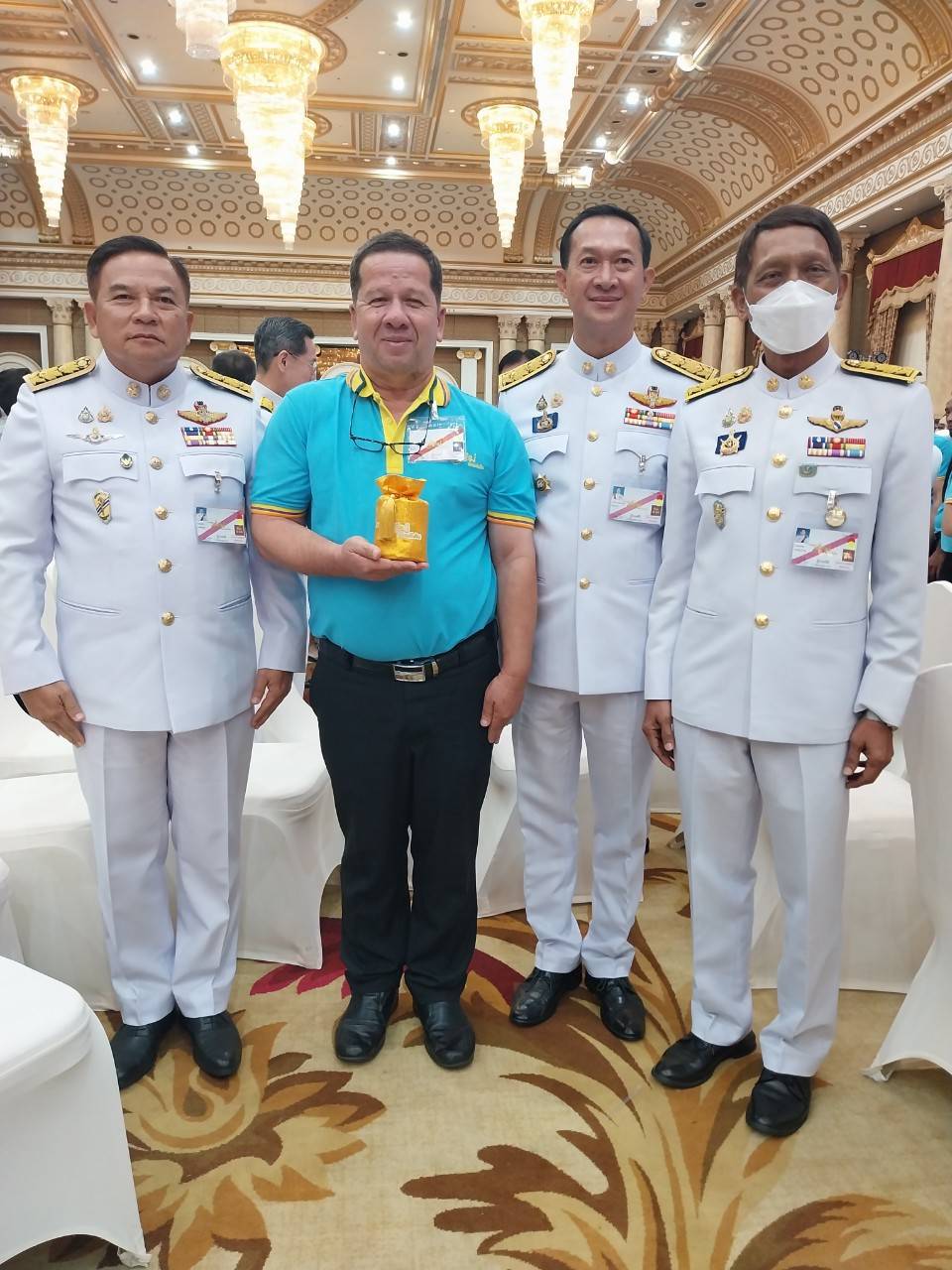ผู้ว่าราชการจังหวัดยะลา นำมวลชนเฝ้ารับเสด็จฯ พระบาทสมเด็จพระเจ้าอยู่หัว และสมเด็จพระนางเจ้าฯ พระบรมราชินี พระราชทานเงินขวัญถุงกองทุนแม่ของแผ่นดิน ในงานมหกรรมกองทุนแม่ของแผ่นดิน ประจำปี 2567
