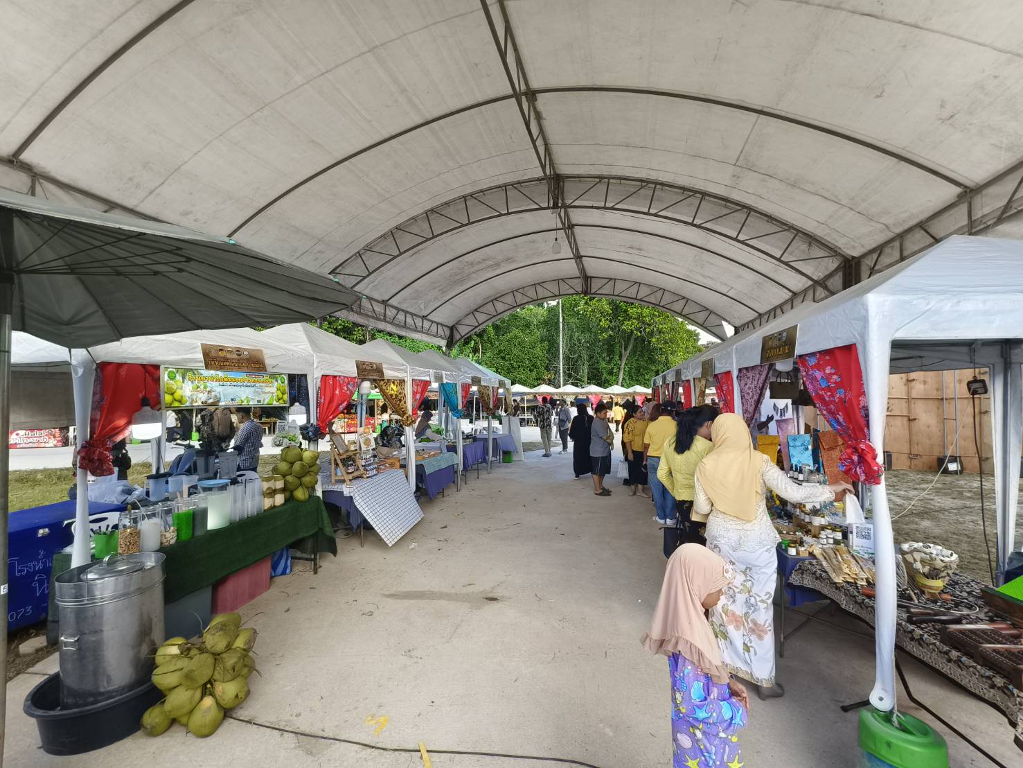 พช. ยะลา จัดกิจกรรมยกระดับตลาดนัดชุมชนเพื่อการท่องเที่ยวเสริมเศรษฐกิจฐานรากจังหวัดชายแดนภาคใต้ ภายใต้ชื่องาน ตลาดนัดชุมชน  “มาแล มากัน ดีกาแลตูกา”