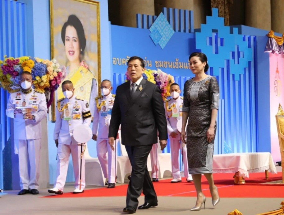 ผู้ว่าราชการจังหวัดยะลา นำมวลชนเฝ้ารับเสด็จฯ พระบาทสมเด็จพระเจ้าอยู่หัว และสมเด็จพระนางเจ้าฯ พระบรมราชินี พระราชทานเงินขวัญถุงกองทุนแม่ของแผ่นดิน ในงานมหกรรมกองทุนแม่ของแผ่นดิน ประจำปี 2567