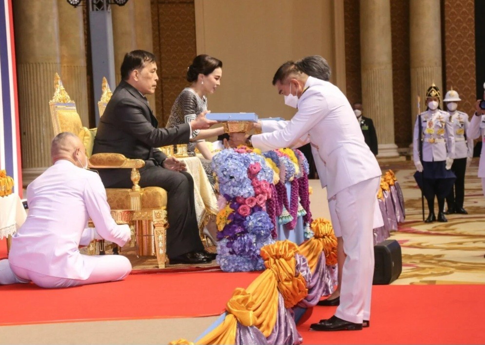 ผู้ว่าราชการจังหวัดยะลา นำมวลชนเฝ้ารับเสด็จฯ พระบาทสมเด็จพระเจ้าอยู่หัว และสมเด็จพระนางเจ้าฯ พระบรมราชินี พระราชทานเงินขวัญถุงกองทุนแม่ของแผ่นดิน ในงานมหกรรมกองทุนแม่ของแผ่นดิน ประจำปี 2567
