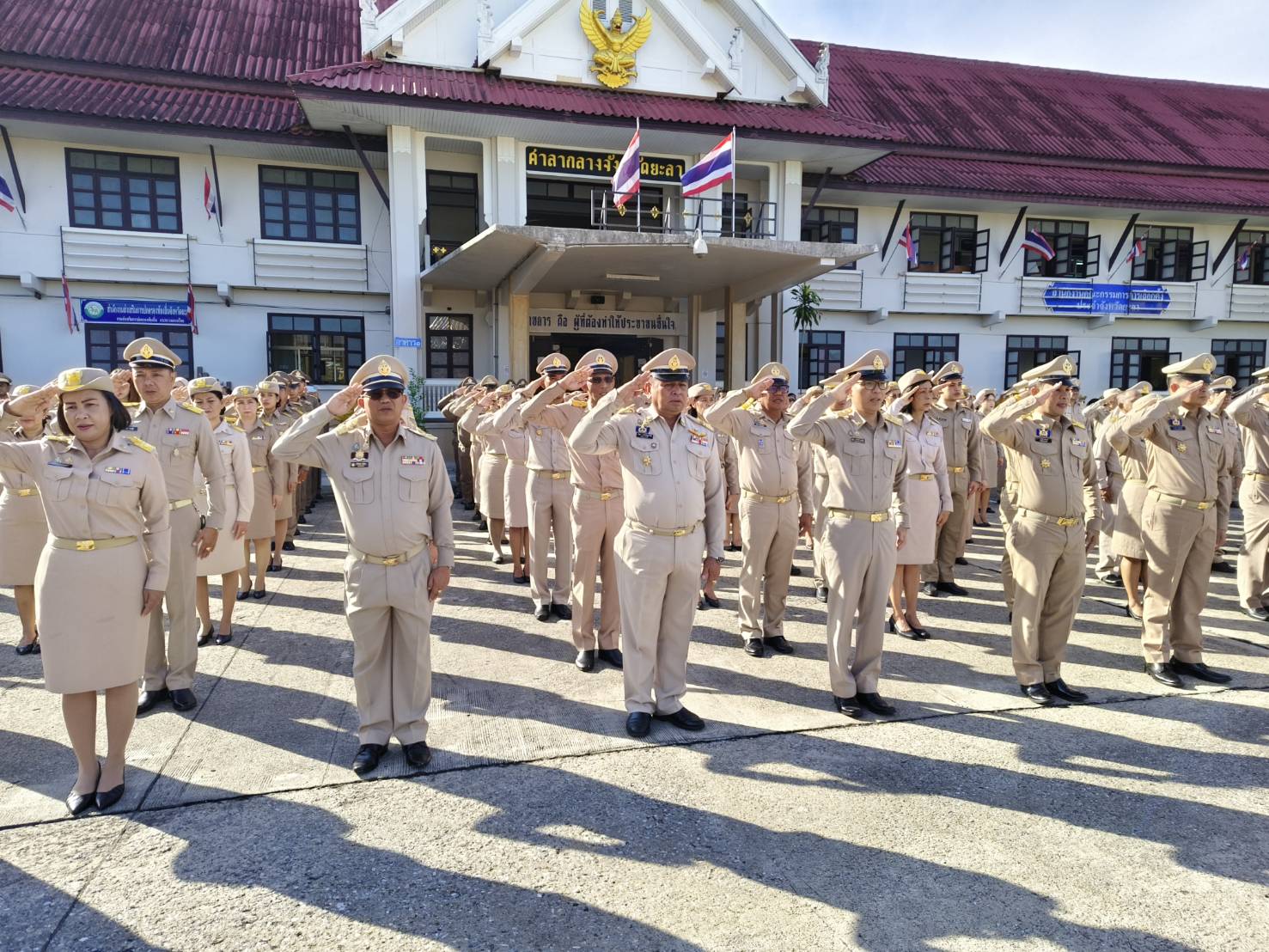 พช.ยะลา ร่วมกิจกรรมเข้าแถวเคารพธงชาติ และร่วมร้องเพลงชาติ เนื่องในวันพระราชทานธงชาติไทย 28 กันยายน ประจำปี 2567