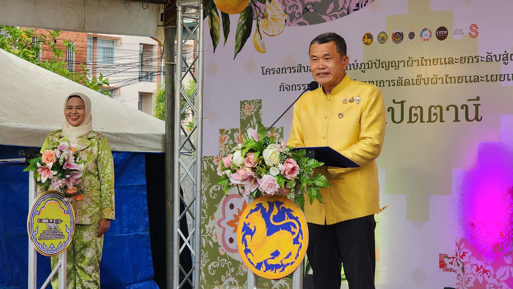 จังหวัดยะลา ร่วมต้อนรับ ปลัดกระทรวงมหาดไทย พร้อมคณะฯ เปิดศูนย์การเรียนรู้ “วิชชาลัยชุมชนบาติกโมเดล จังหวัดปัตตานี” ตามแนวพระราชดำริ สมเด็จพระเจ้าลูกเธอ เจ้าฟ้าสิริวัณณวรี นารีรัตนราชกัญญา “โครงการผ้าไทยใส่ให้สนุก”