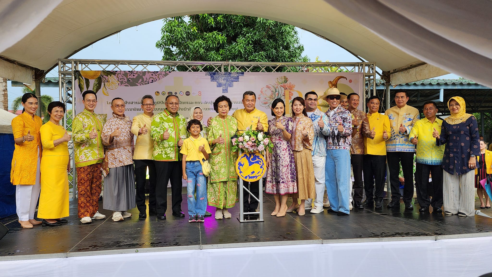 จังหวัดยะลา ร่วมต้อนรับ ปลัดกระทรวงมหาดไทย พร้อมคณะฯ เปิดศูนย์การเรียนรู้ “วิชชาลัยชุมชนบาติกโมเดล จังหวัดปัตตานี” ตามแนวพระราชดำริ สมเด็จพระเจ้าลูกเธอ เจ้าฟ้าสิริวัณณวรี นารีรัตนราชกัญญา “โครงการผ้าไทยใส่ให้สนุก”