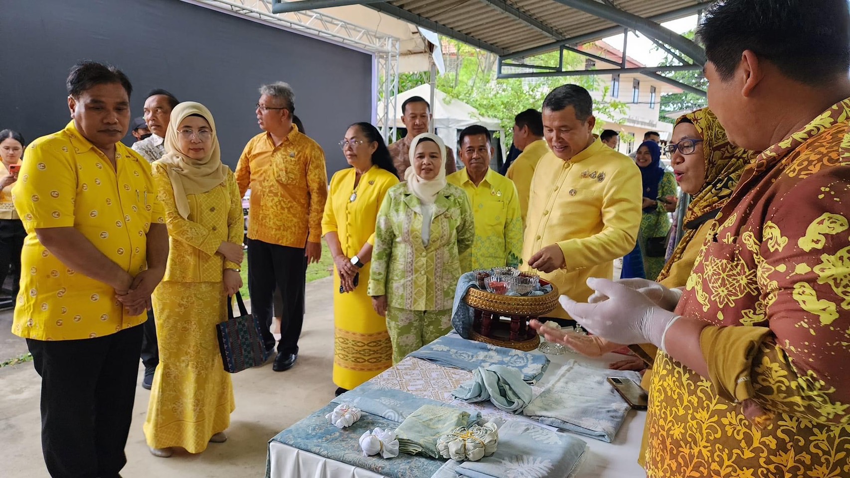 จังหวัดยะลา ร่วมต้อนรับ ปลัดกระทรวงมหาดไทย พร้อมคณะฯ เปิดศูนย์การเรียนรู้ “วิชชาลัยชุมชนบาติกโมเดล จังหวัดปัตตานี” ตามแนวพระราชดำริ สมเด็จพระเจ้าลูกเธอ เจ้าฟ้าสิริวัณณวรี นารีรัตนราชกัญญา “โครงการผ้าไทยใส่ให้สนุก”