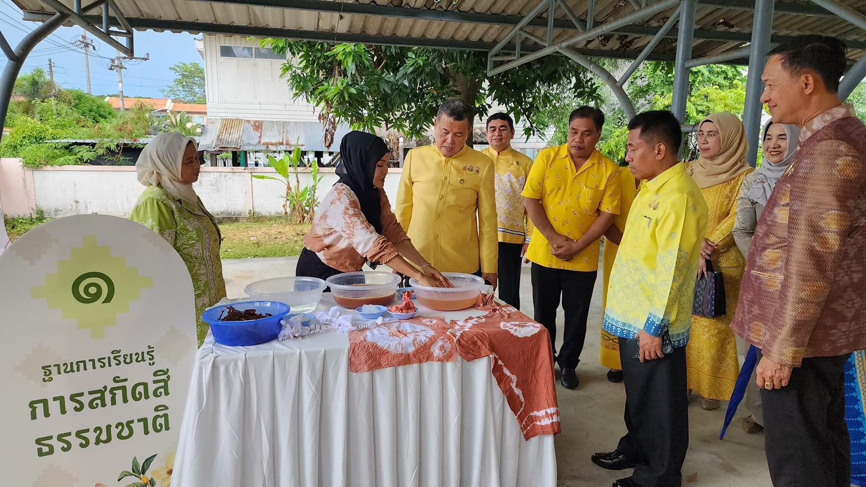 จังหวัดยะลา ร่วมต้อนรับ ปลัดกระทรวงมหาดไทย พร้อมคณะฯ เปิดศูนย์การเรียนรู้ “วิชชาลัยชุมชนบาติกโมเดล จังหวัดปัตตานี” ตามแนวพระราชดำริ สมเด็จพระเจ้าลูกเธอ เจ้าฟ้าสิริวัณณวรี นารีรัตนราชกัญญา “โครงการผ้าไทยใส่ให้สนุก”