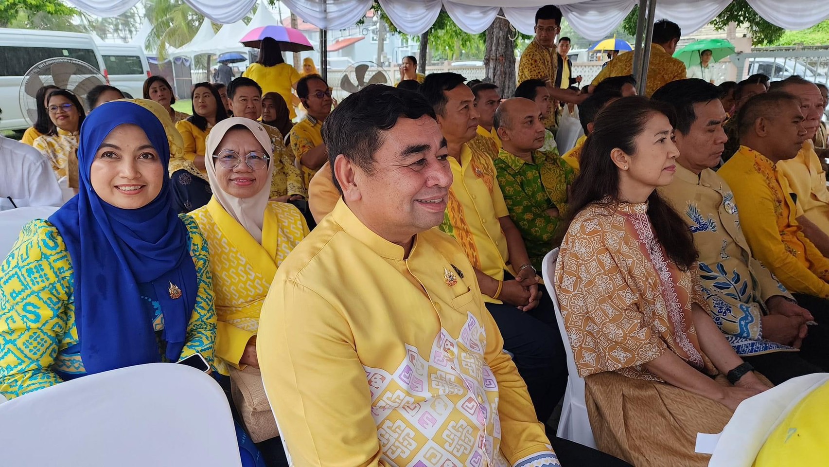 จังหวัดยะลา ร่วมต้อนรับ ปลัดกระทรวงมหาดไทย พร้อมคณะฯ เปิดศูนย์การเรียนรู้ “วิชชาลัยชุมชนบาติกโมเดล จังหวัดปัตตานี” ตามแนวพระราชดำริ สมเด็จพระเจ้าลูกเธอ เจ้าฟ้าสิริวัณณวรี นารีรัตนราชกัญญา “โครงการผ้าไทยใส่ให้สนุก”