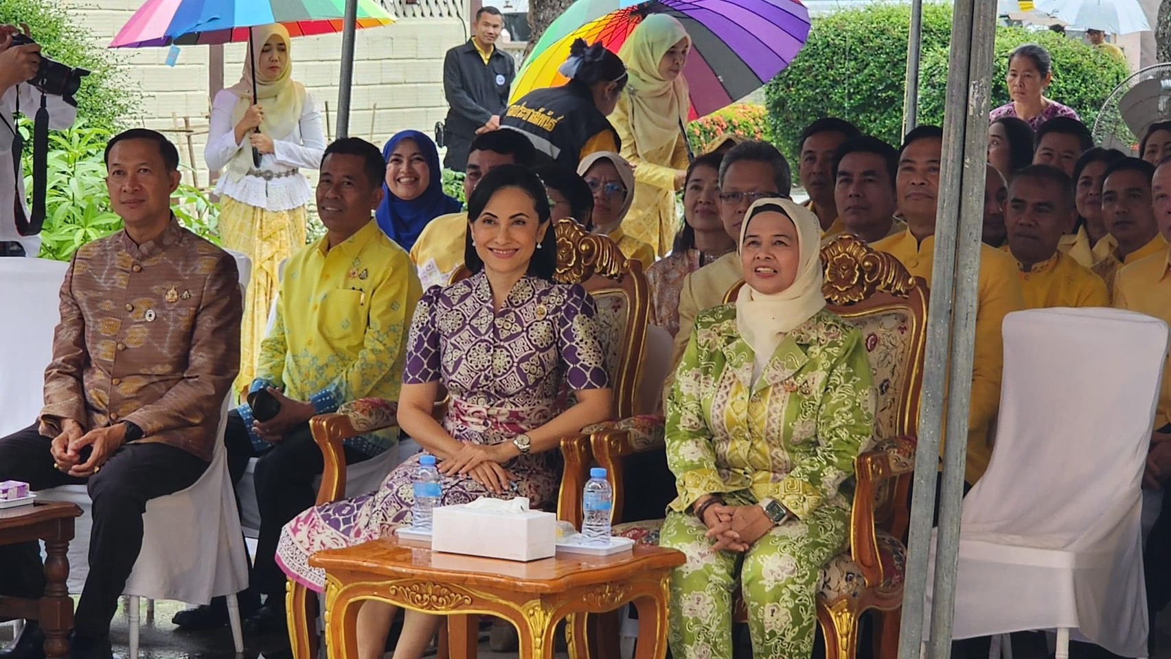 จังหวัดยะลา ร่วมต้อนรับ ปลัดกระทรวงมหาดไทย พร้อมคณะฯ เปิดศูนย์การเรียนรู้ “วิชชาลัยชุมชนบาติกโมเดล จังหวัดปัตตานี” ตามแนวพระราชดำริ สมเด็จพระเจ้าลูกเธอ เจ้าฟ้าสิริวัณณวรี นารีรัตนราชกัญญา “โครงการผ้าไทยใส่ให้สนุก”
