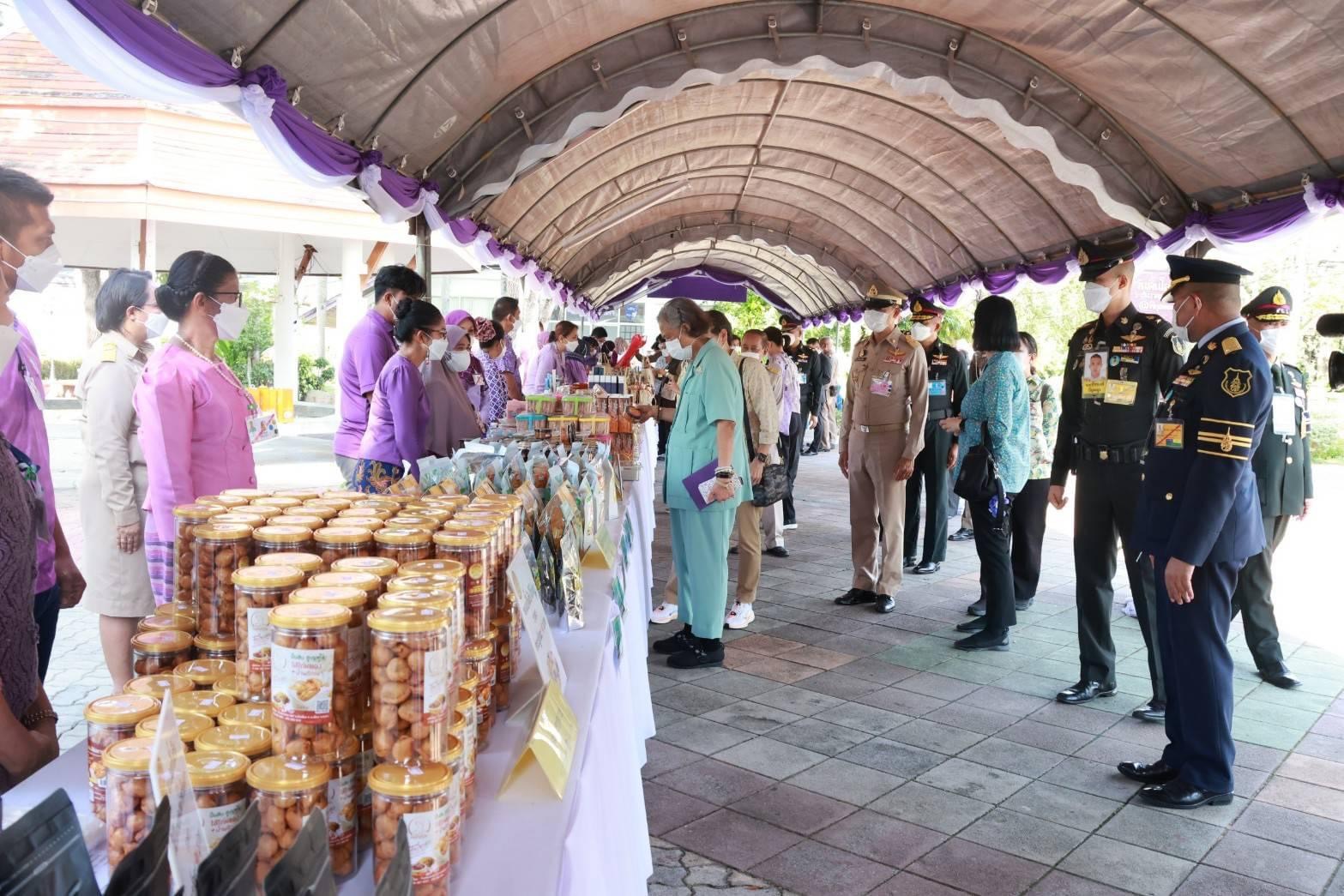 พช.ยะลา ร่วมรับเสด็จ สมเด็จพระกนิษฐาธิราชเจ้า กรมสมเด็จพระเทพรัตนราชสุดาฯ สยามบรมราชกุมารี เสด็จพระราชดำเนินเพื่อทรงทอดพระเนตรผลิตภัณฑ์ชุมชน “หนึ่งตำบล หนึ่งผลิตภัณฑ์” ณ ศูนย์ศึกษาและพัฒนาพิกุลทองอันเนื่องมาจากพระราชดำริ จังหวัดนราธิวาส