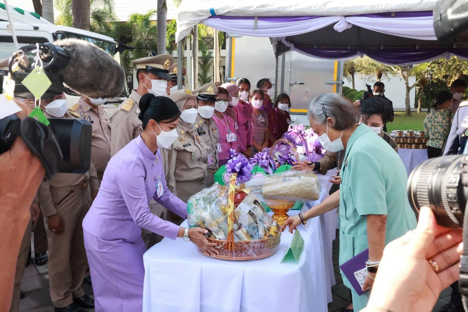 พช.ยะลา ร่วมรับเสด็จ สมเด็จพระกนิษฐาธิราชเจ้า กรมสมเด็จพระเทพรัตนราชสุดาฯ สยามบรมราชกุมารี เสด็จพระราชดำเนินเพื่อทรงทอดพระเนตรผลิตภัณฑ์ชุมชน “หนึ่งตำบล หนึ่งผลิตภัณฑ์” ณ ศูนย์ศึกษาและพัฒนาพิกุลทองอันเนื่องมาจากพระราชดำริ จังหวัดนราธิวาส