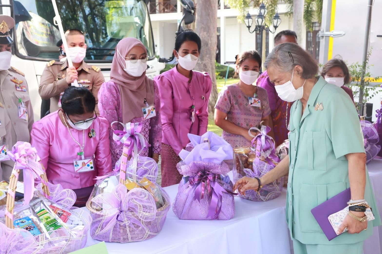 พช.ยะลา ร่วมรับเสด็จ สมเด็จพระกนิษฐาธิราชเจ้า กรมสมเด็จพระเทพรัตนราชสุดาฯ สยามบรมราชกุมารี เสด็จพระราชดำเนินเพื่อทรงทอดพระเนตรผลิตภัณฑ์ชุมชน “หนึ่งตำบล หนึ่งผลิตภัณฑ์” ณ ศูนย์ศึกษาและพัฒนาพิกุลทองอันเนื่องมาจากพระราชดำริ จังหวัดนราธิวาส