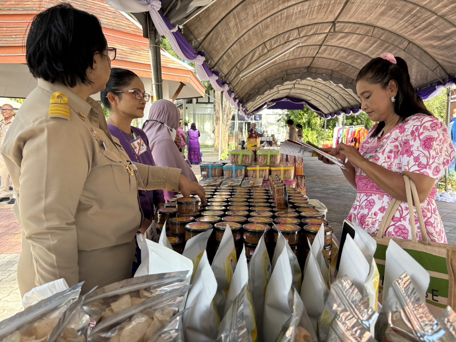 พช.ยะลา ร่วมรับเสด็จ สมเด็จพระกนิษฐาธิราชเจ้า กรมสมเด็จพระเทพรัตนราชสุดาฯ สยามบรมราชกุมารี เสด็จพระราชดำเนินเพื่อทรงทอดพระเนตรผลิตภัณฑ์ชุมชน “หนึ่งตำบล หนึ่งผลิตภัณฑ์” ณ ศูนย์ศึกษาและพัฒนาพิกุลทองอันเนื่องมาจากพระราชดำริ จังหวัดนราธิวาส
