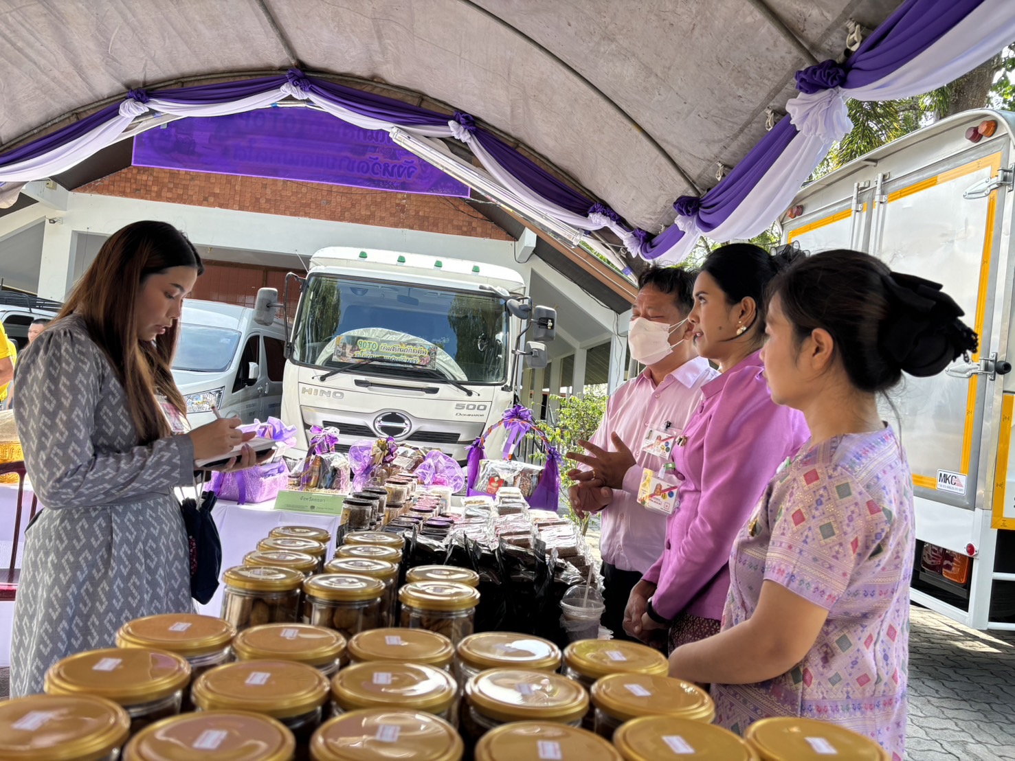 พช.ยะลา ร่วมรับเสด็จ สมเด็จพระกนิษฐาธิราชเจ้า กรมสมเด็จพระเทพรัตนราชสุดาฯ สยามบรมราชกุมารี เสด็จพระราชดำเนินเพื่อทรงทอดพระเนตรผลิตภัณฑ์ชุมชน “หนึ่งตำบล หนึ่งผลิตภัณฑ์” ณ ศูนย์ศึกษาและพัฒนาพิกุลทองอันเนื่องมาจากพระราชดำริ จังหวัดนราธิวาส