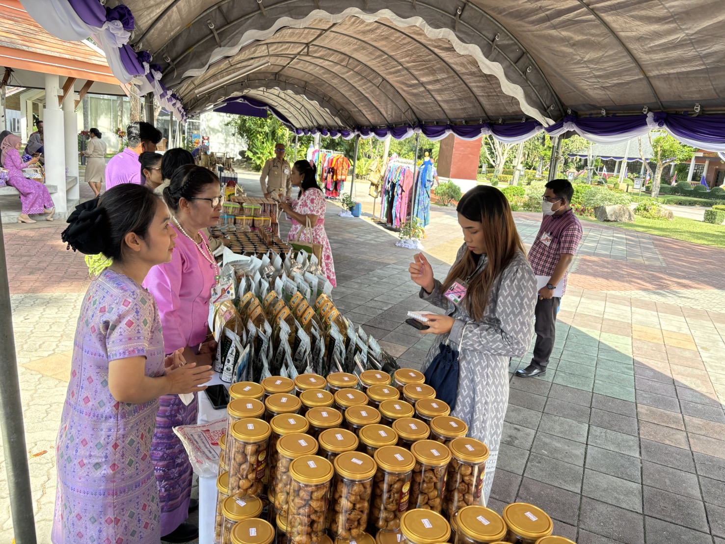 พช.ยะลา ร่วมรับเสด็จ สมเด็จพระกนิษฐาธิราชเจ้า กรมสมเด็จพระเทพรัตนราชสุดาฯ สยามบรมราชกุมารี เสด็จพระราชดำเนินเพื่อทรงทอดพระเนตรผลิตภัณฑ์ชุมชน “หนึ่งตำบล หนึ่งผลิตภัณฑ์” ณ ศูนย์ศึกษาและพัฒนาพิกุลทองอันเนื่องมาจากพระราชดำริ จังหวัดนราธิวาส