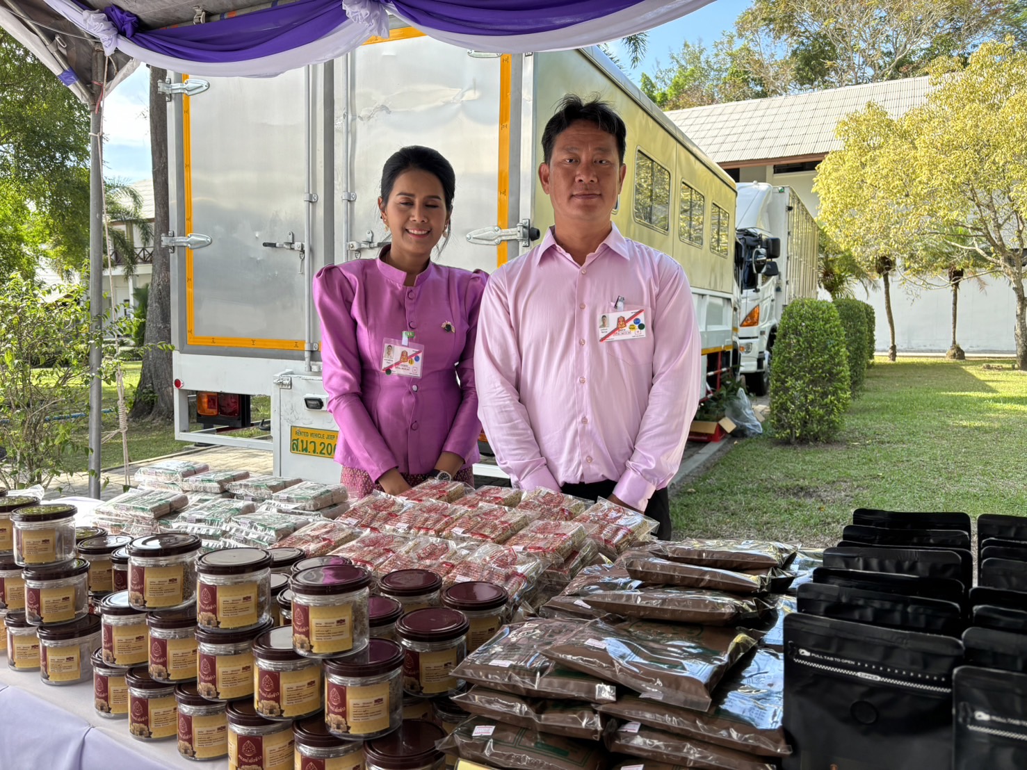 พช.ยะลา ร่วมรับเสด็จ สมเด็จพระกนิษฐาธิราชเจ้า กรมสมเด็จพระเทพรัตนราชสุดาฯ สยามบรมราชกุมารี เสด็จพระราชดำเนินเพื่อทรงทอดพระเนตรผลิตภัณฑ์ชุมชน “หนึ่งตำบล หนึ่งผลิตภัณฑ์” ณ ศูนย์ศึกษาและพัฒนาพิกุลทองอันเนื่องมาจากพระราชดำริ จังหวัดนราธิวาส