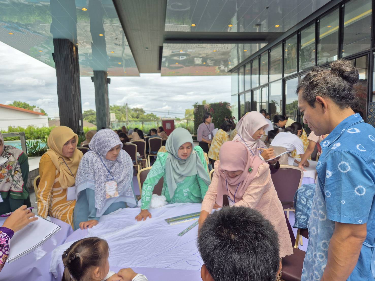 พช.ยะลา​ ร่วมพิธีเปิดการประชุมเชิงปฏิบัติการเพื่อการสร้างสรรค์งานผ้า​งานคราฟท์และงานหัตถกรรม​ ​หัตถศิลป์ไทย​ (ผ้าบาติก)