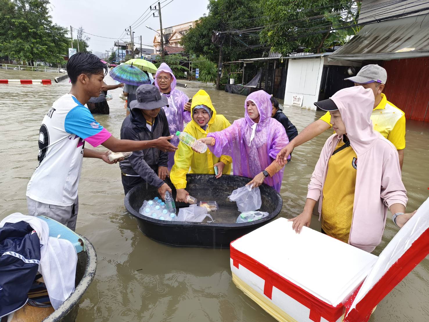 พช.ยะลา เปิดโรงครัว วันที่ 2 ช่วยเหลือผู้ประสบอุทกภัยในพื้นที่จังหวัดยะลา