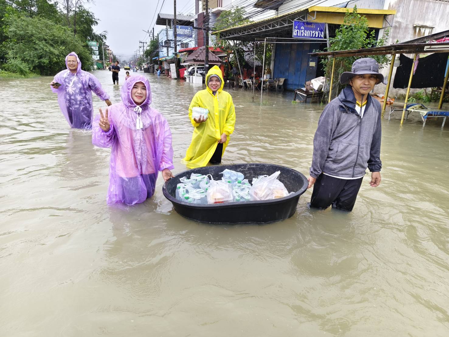 พช.ยะลา เปิดโรงครัว วันที่ 2 ช่วยเหลือผู้ประสบอุทกภัยในพื้นที่จังหวัดยะลา
